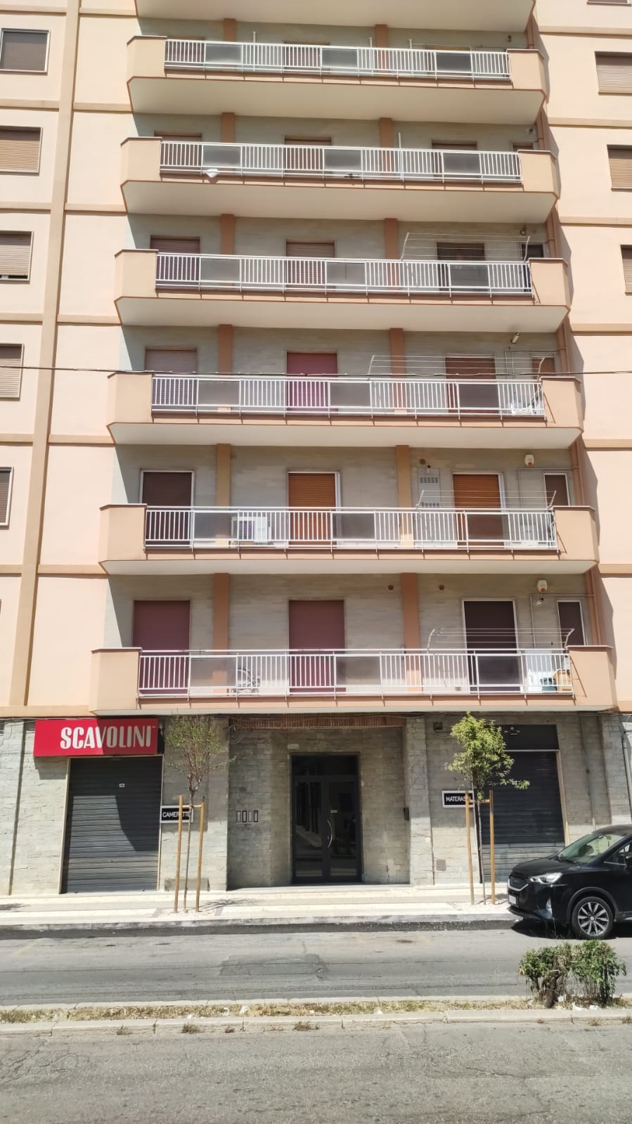 Appartamento di 140 mq. al primo piano di un prestigioso stabile con ascensore , su una delle vie principali della citta'