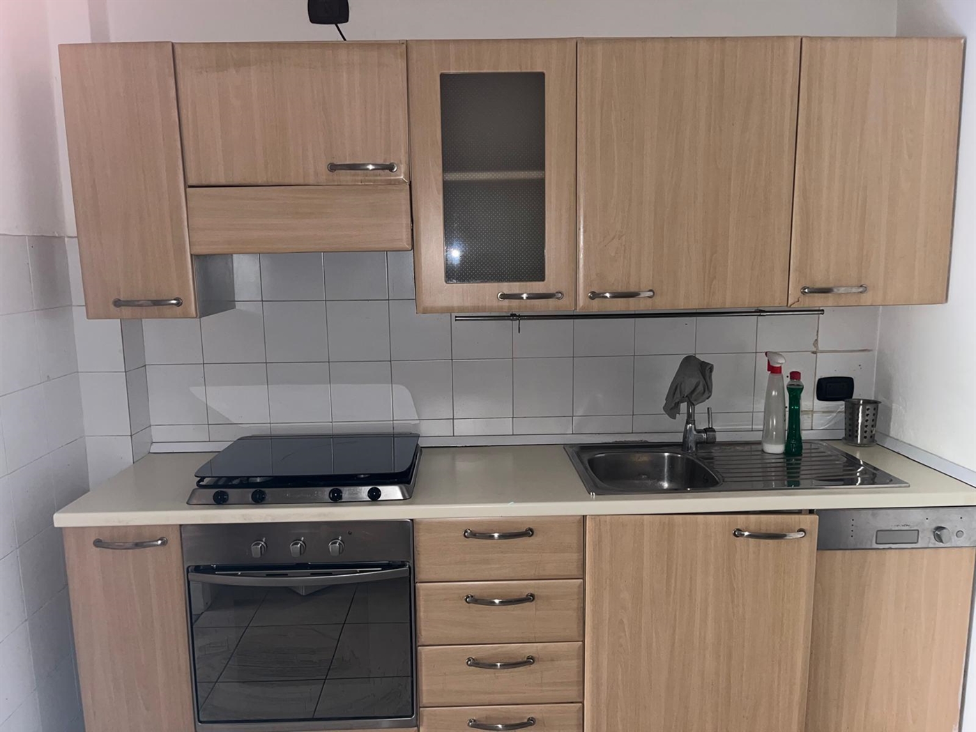 cucina con elettrodomestici